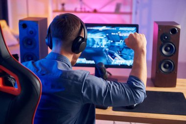Güzel oyun koltuğu. Evde FPS oynatan çevrimiçi flamalı..