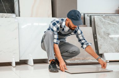 Üniformalı tesisatçı evde..