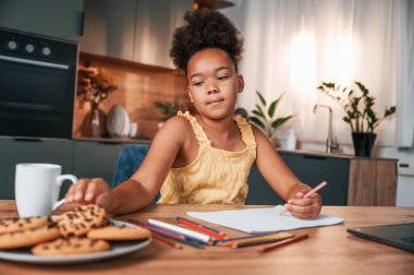 Gündüz vakti evde rahat giyinen sevimli siyah kız var..