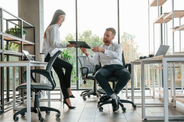 Sohbet ediyorduk. Erkek ve kadın modern ofiste birlikte çalışıyorlar..