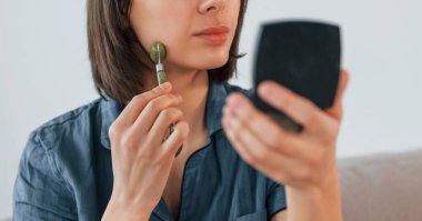 Makyaj yapıyorum. Toz ürünü. Genç bayan evde. Güzellik kavramı.