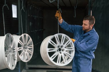 Tekerlek diski sallanıyor. Araba servisi çalışanı içeride..