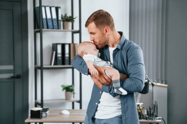 Bebeğe bakıyorum. Yürüyen bebekle baba içeride, ofiste..