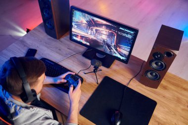 Üst Manzara. Evde FPS nişancı oyunu oynayan çevrimiçi flamalar.