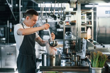 Tavuk hazırlıyorum. Şef mutfakta yemek yapıyor..