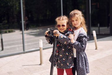 Gündüz vakti motosikletle gezen iki kız..