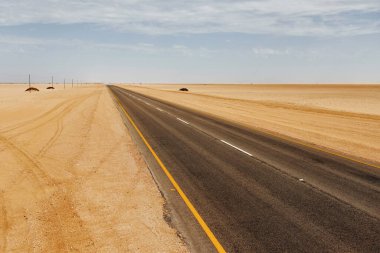 Düz yüzey. Afrika, Namibya 'daki yol manzaralı görkemli.