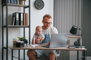 Dizüstü bilgisayarla masada oturuyordum. Baba ve yeni doğan oğlu evde..