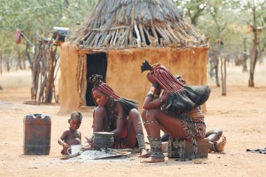 Namibya, Afrika - 14 Haziran 2021: Afrika 'daki etnik halk açık havada. Yetişkin kategorisi.