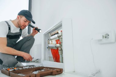 Özel aletlerle. Tamirci modern odada kapalı alanda çalışıyor..