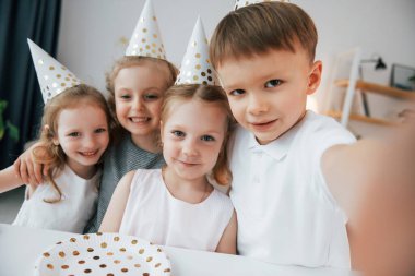 Selfie yapıyorum. Doğum gününü kutluyoruz. Bir grup çocuk gündüzleri evde birlikteler..