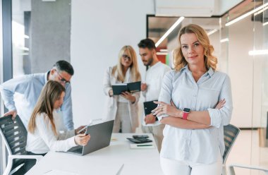 Not defteriyle. Veriler analiz ediliyor. Profesyonel iş adamlarından oluşan bir grup ofiste..