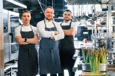Mutfak işçileri birlikte yemekleri hazırlıyorlar..