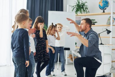 İlginç bilgilere sahip bir hikaye anlatıcısı. Okulda öğretmenle birlikte bir grup çocuk öğrenci..