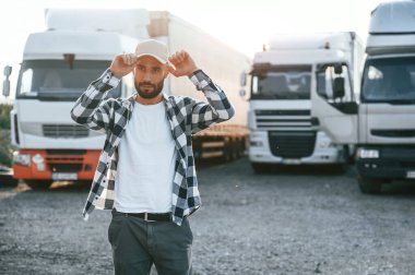 Ön manzara. Başlık olarak. Genç kamyon şoförü gündüz vakti aracıyla geliyor..