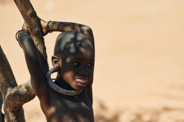 Namibya, Afrika - 14 Haziran 2021: Afrika 'daki etnik insanların çocuğu açık havada.