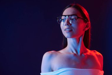 Güzel görünüş. İçerideki neon ışıkta duran genç bir kadının portresi..