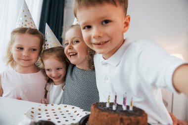 Pastayla. Selfie yapıyorum. Doğum gününü kutluyoruz. Bir grup çocuk gündüzleri evde birlikteler..