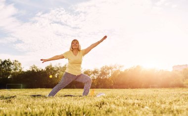 Yoga egzersizleri yapıyorum. Sunny Day 'de son sınıf öğrencisi dışarıda güzel bir hafta sonu geçiriyor..