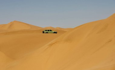 Açık havada at sürüyorum. Afrika çöllerinde araba, Namibya.