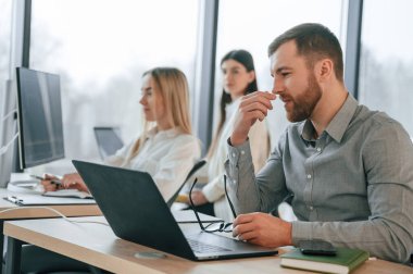 Adam başarısızlık konusunda kendini kötü hissediyor. Ekip ofiste birlikte çalışıyor. İş kavramı.