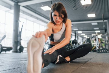 İnce vücutlu spor elbiseli kadın spor salonunda..