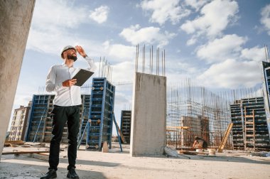 Belgelerle çalışıyorum. Üniformalı adam şantiyede..