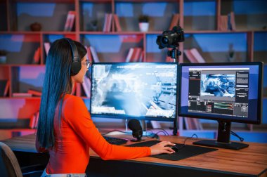 Birinci şahıs atış oyunu. Genç güzel flamalı ev bilgisayarlı..