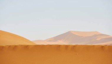 Daha soğuk renkli kum. Afrika çölündeki muhteşem manzaraların görkemli manzarası.
