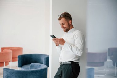 Resmi kıyafetli şık adam içeride..