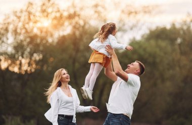 Kızı kustu ve elleriyle yakaladı. Aile yazın birlikte hafta sonlarını dışarıda geçirir..