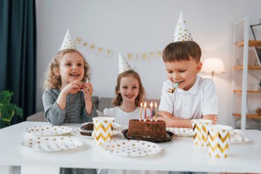 Doğum gününü kutluyoruz. Bir grup çocuk gündüzleri evde birlikteler..