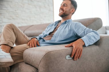 Oturmak ve eğlenmek. Müşteri kanepe ve yatak dükkanını ziyaret ediyor. Güncelleme bekleniyor.