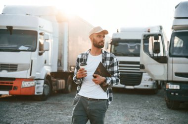 Bir bardak içki ve not defteriyle. Genç kamyon şoförü gündüz vakti aracıyla geliyor..