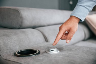 Otomatik anahtarları deniyorum. Müşteri kanepe ve yatak dükkanını ziyaret ediyor. Güncelleme bekleniyor.