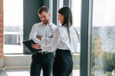 Modern pencereler. Gündüz vakti sanayi işçileri binada. İnşaat konumu.