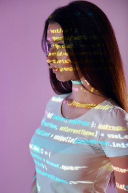 Ön uç programlama dilinin senaryoları. Stüdyoda projektör neon ışıkları altında güzel genç bir kadın var..