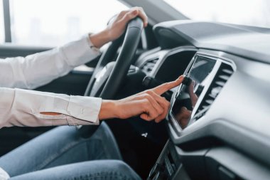 Ön paneli kapatın. Kadın gündüz vakti otosalonda..