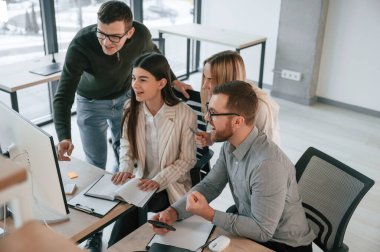Halkın birliği. Ofiste başarılı bir ekip birlikte çalışıyor. İş kavramı.