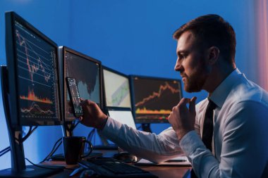 Veriler analiz ediliyor. Borsa teknolojisiyle çalışan borsa simsarı..