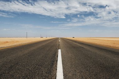 Düz yüzey. Afrika, Namibya 'daki yol manzaralı görkemli.