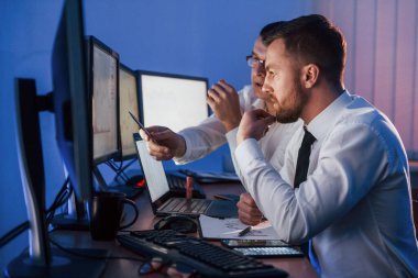 Aktif konuşma. Ofiste değişim teknolojisiyle çalışan iki borsacı..