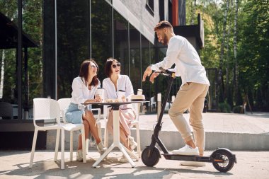 Sohbet ediyorduk. Üç arkadaş dışarıda harika bir hafta sonu geçiriyorlar..