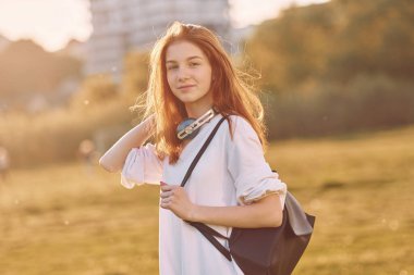 Yürüyüşe çıkmıştım. Genç kız güneşli bir günde sahada güzel bir hafta sonu geçiriyor..