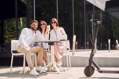 Olumlu duygular. Üç arkadaş dışarıda harika bir hafta sonu geçiriyorlar..