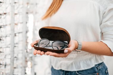 Gözlüklü çanta. Kadın mağazada. Görüntüyü kapat.