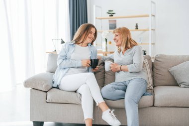 Birbirleriyle konuşuyorlar. Kadehler dolusu ellerle. Anne ve kızı evde birlikteler..