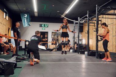 Ternopil, Ukrayna - 20 Ağustos 2022 Spor salonunda spor müsabakası. Atlama ipiyle.