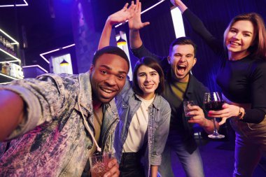 Selfie yapıyorum. Bir grup arkadaş gece kulübünde birlikte eğleniyorlar..