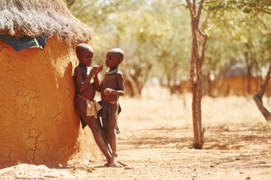 Namibya, Afrika - 14 Haziran 2021: Afrika 'daki etnik insanların çocukları açık havada. Birlikte oynuyoruz..